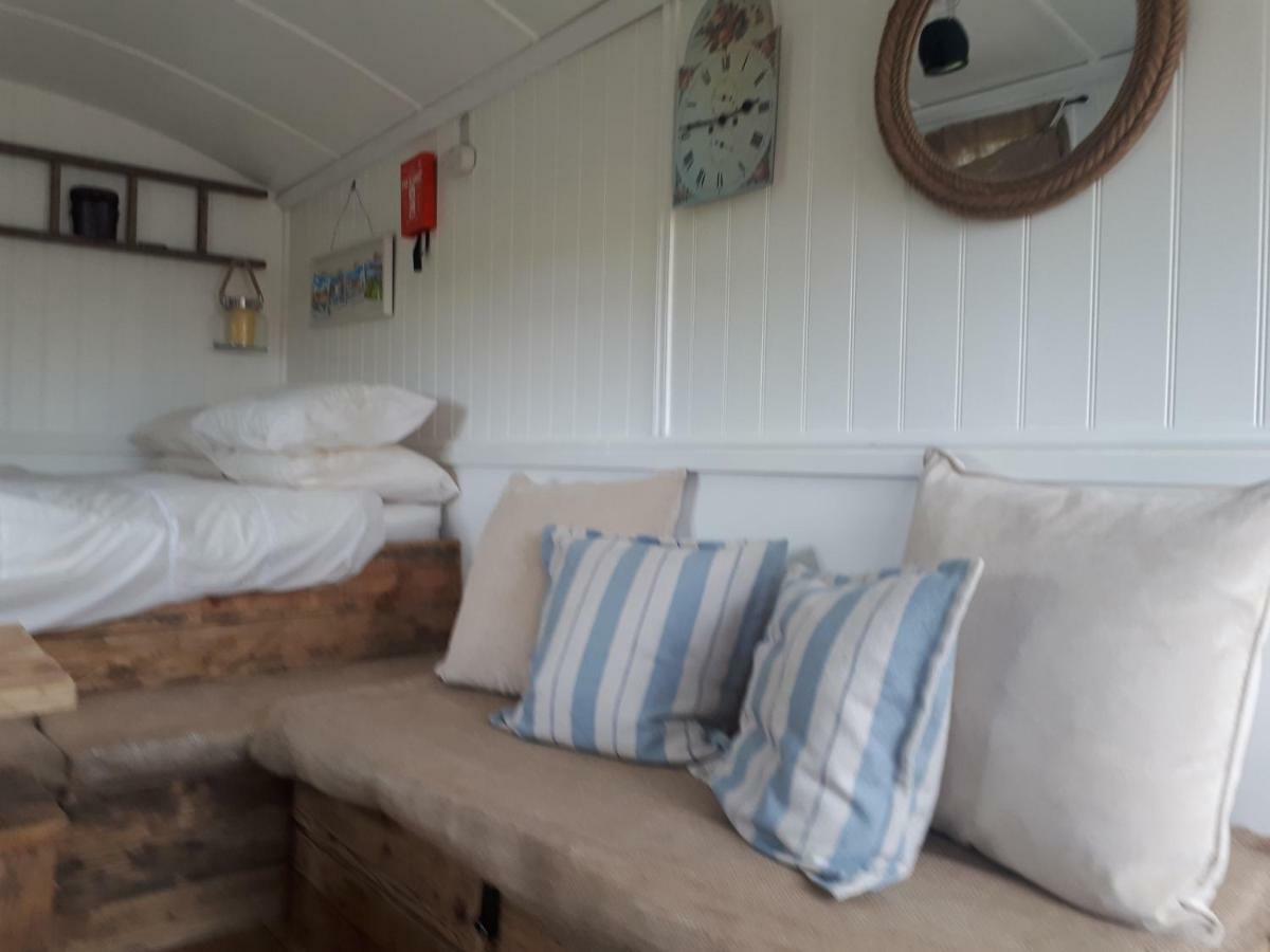 Meadowbeck - Shepherd Huts Fylingdales Exteriör bild